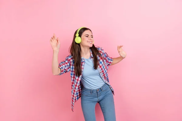 Foto Divertido Baile Señora Mirada Espacio Vacío Disfrutando Fin Semana — Foto de Stock