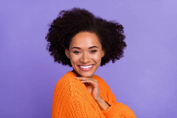 Retrato Menina Alegre Atraente Desfrutando Roupas Macias Bom Humor Isolado — Fotografia de Stock