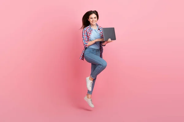 Foto Tamaño Completo Señora Negocios Saltando Trabajando Nuevo Proyecto Netbook — Foto de Stock