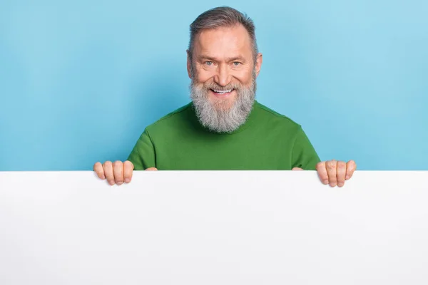 Photo Middle Aged Man Stand White Space Wall Discount Offer — Stock Photo, Image