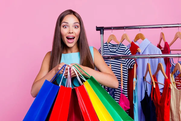 Foto Mujer Impresionada Emocionada Usar Vestido Turquesa Comprar Ropa Nueva —  Fotos de Stock