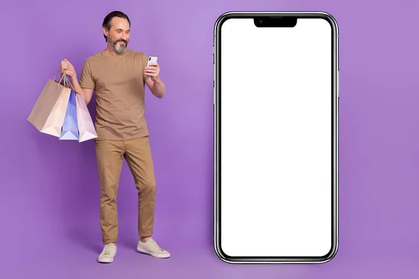 Full Size Photo Nice Senior Man Shopping Look Phone Promo — Stockfoto