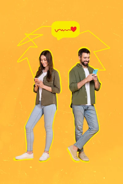 两个人的垂直拼贴图片用手持电话聊天社交媒体对话隔离在黄色背景下 — 图库照片