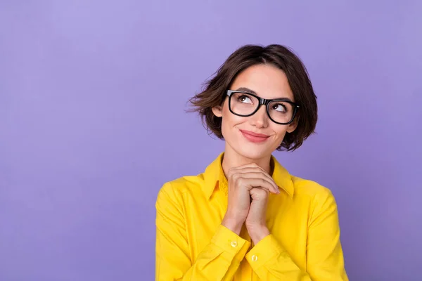 素敵な若い女性のホールドヤシの写真は 紫色の背景に隔離された黄色の衣装眼鏡を着用アップ見て — ストック写真