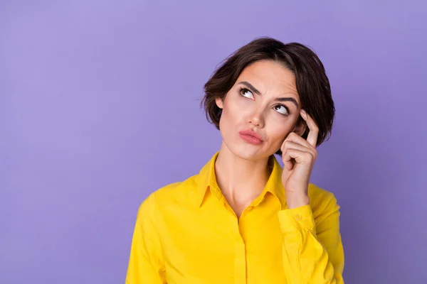 Foto Pensar Jovem Gerente Senhora Olhar Promo Desgaste Amarelo Roupa — Fotografia de Stock