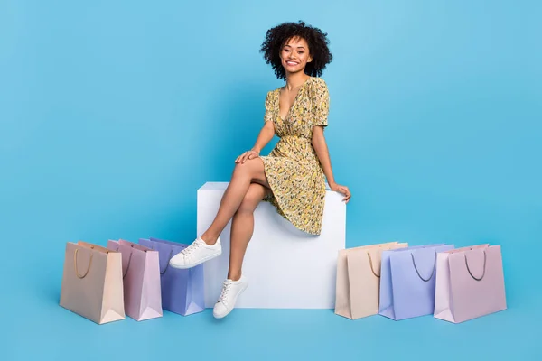 Foto Encantadora Dama Ensueño Vestido Impresión Traje Sentado Cubo Silla — Foto de Stock