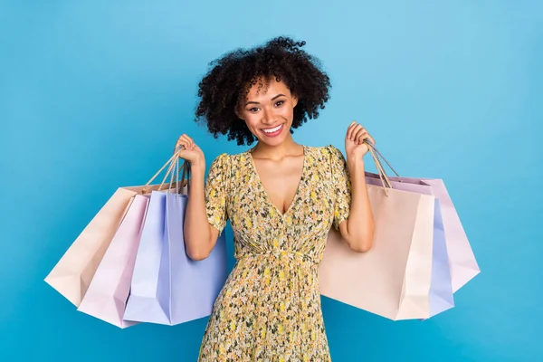 Çekici Elbiseli Hoş Bir Bayanın Fotoğrafı Yükselen Alışveriş Alışverişleri Izole — Stok fotoğraf