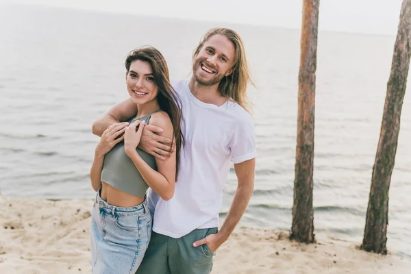 Photo Pretty Sweet Husband Wife Walking Smiling Embracing Enjoying Summer — Stock Photo, Image