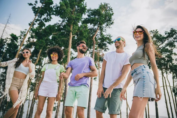 Photo Cinq Amis Joyeux Insouciants Amusent Traîner Dehors Fête Festival — Photo