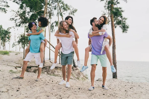Photo Charming Funny People Group Holding Girls Arms Having Fun — Stock Photo, Image