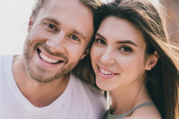 Foto Alegre Casal Jovem Positivo Vestido Roupas Casuais Tacking Selfie — Fotografia de Stock