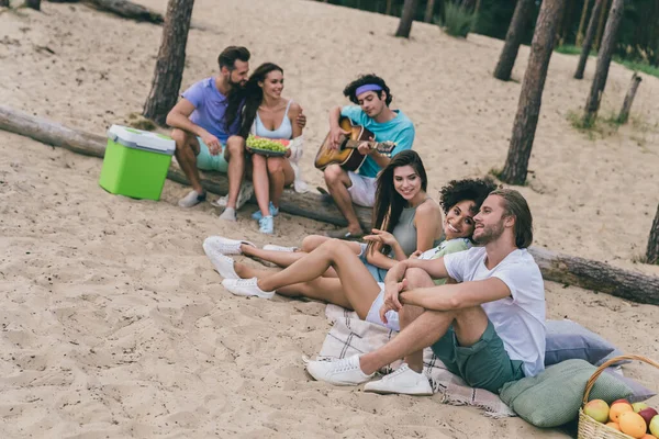 Foto Jovens Amigos Engraçados Divertidos Vestidos Roupas Casuais Desfrutando Música — Fotografia de Stock