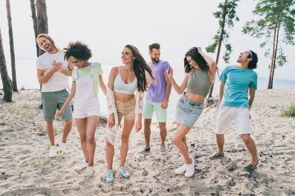 Foto Encantador Muito Jovens Usam Roupas Casuais Dança Praia Festiva — Fotografia de Stock