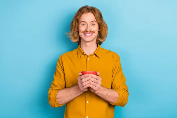 Porträtt Attraktiv Glad Långhårig Kille Dricker Cappuccino Isolerad Över Klarblå — Stockfoto