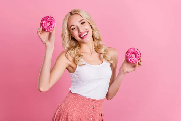 Retrato Menina Cabelos Ondulados Alegre Atraente Segurando Donuts Dançando Divertindo — Fotografia de Stock