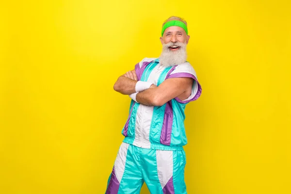 Heyecanlı Pozitif Yaşlı Bir Adamın Kollarını Kavuşturmuş Dişlek Gülüşünün Fotoğrafı — Stok fotoğraf