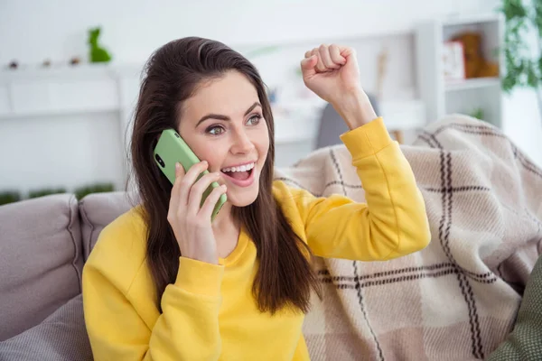 Retrato Atractiva Chica Alegre Moda Sentada Diván Hablando Por Teléfono —  Fotos de Stock