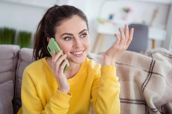 Retrato Menina Alegre Atraente Sentado Divã Usando Dispositivo Falando Telefone — Fotografia de Stock
