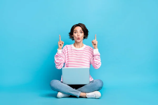 Photo Girl Computer Advertising Product Impressed Astonished Expression Isolated Blue — Stock Photo, Image