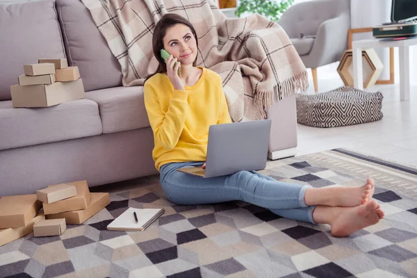 Retrato Longitud Completa Señora Encantadora Ocupada Sentada Alfombra Piso Hablar — Foto de Stock