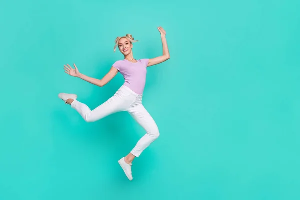 フル長ボディサイズビューの魅力的な陽気な柔軟なスポーツ少女ジャンプダンス孤立した以上ティールターコイズ色の背景 — ストック写真