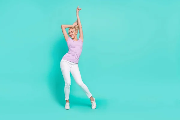 フル長いボディサイズビューの魅力的な陽気なスレンダーな女の子ダンス移動絶縁上ティールターコイズ色の背景 — ストック写真