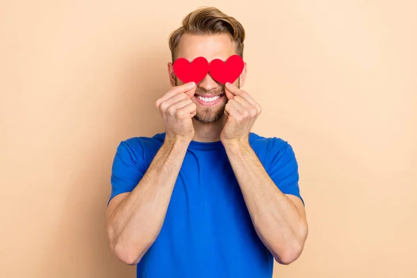 Photo Young Man Have Fun Cover Eyes Small Heart Figure — Stock Photo, Image