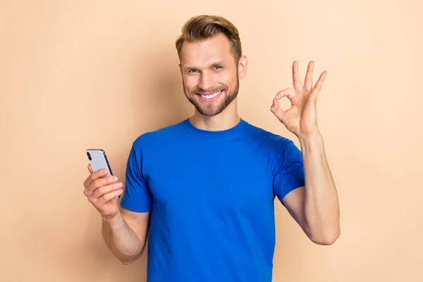 Genç Adam Cep Telefonu Gösterisi Parmakları Kullanın Tamam Sembol Bej — Stok fotoğraf