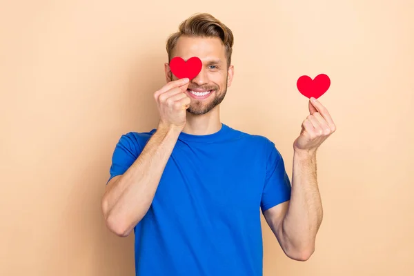 Foto Homem Alegre Segurar Pequeno Coração Símbolo Tampa Olho Dente — Fotografia de Stock