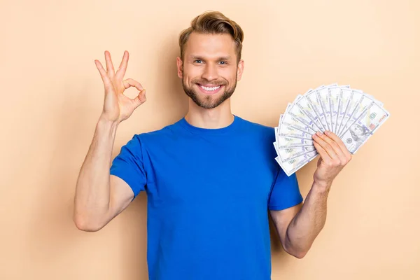 Photo Young Cheerful Guy Show Fingers Okey Symbol Perfect Hold — Stock Photo, Image