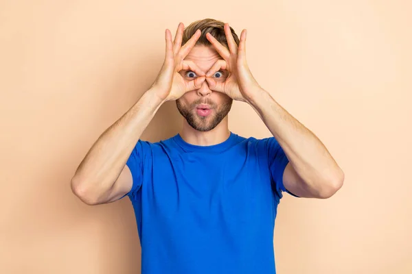 Foto Hombre Joven Divertirse Engañar Mostrar Dedos Okey Símbolo Binoculares — Foto de Stock