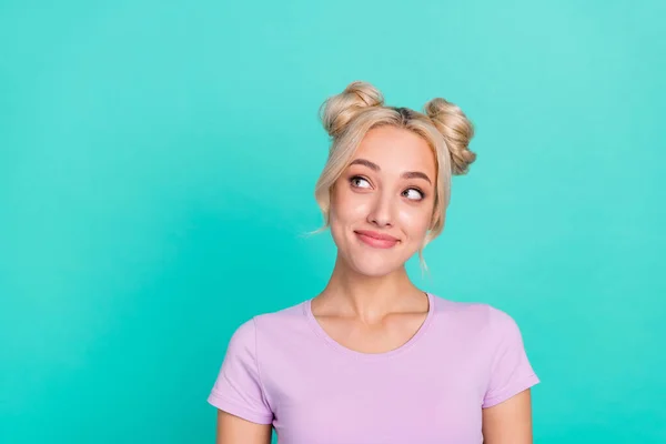 Foto Agradável Jovem Loira Pães Hairdo Senhora Olhar Promo Desgaste — Fotografia de Stock