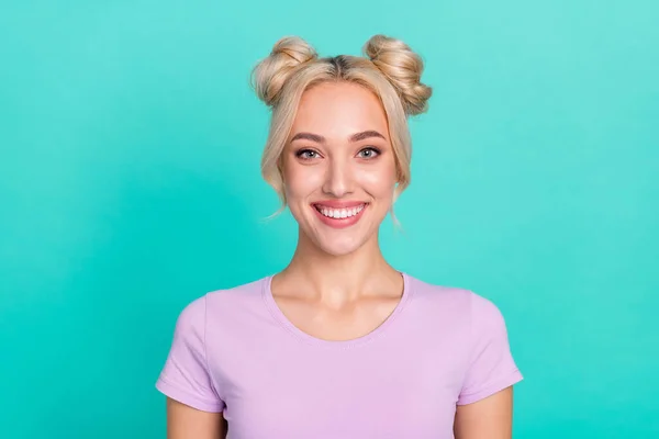 Photo Pretty Millennial Blond Bułeczki Hairdo Lady Nosić Różowy Shirt — Zdjęcie stockowe