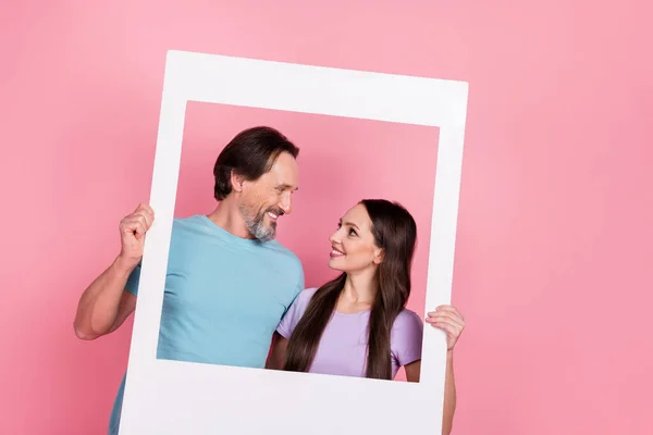 Retrato Duas Pessoas Idílicas Pacíficas Olhar Uns Aos Outros Segurar — Fotografia de Stock