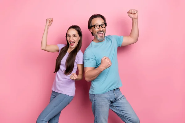 Foto Duas Pessoas Felizes Alegres Levantar Punhos Celebrar Sorte Triunfo — Fotografia de Stock