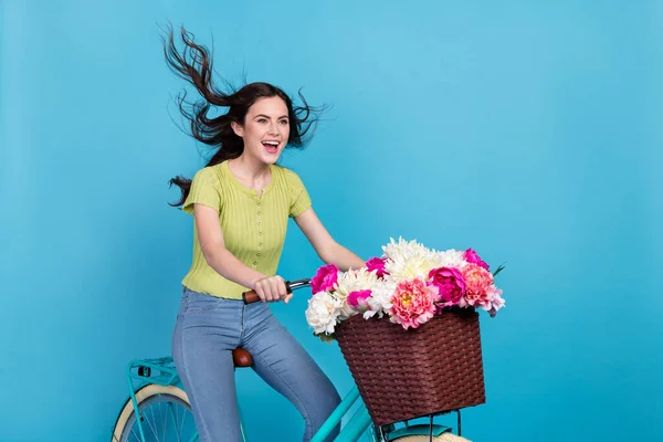 Foto Von Hurra Millennial Brünette Dame Mit Dem Fahrrad Gehen — Stockfoto