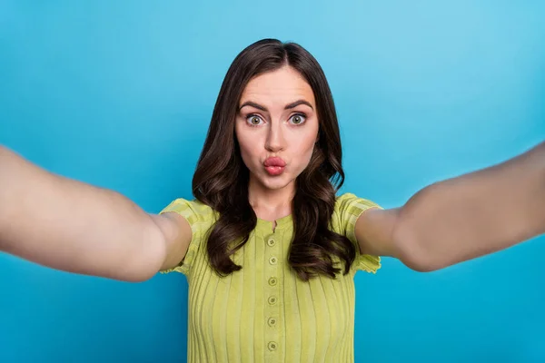 Bin Yıllık Şirin Esmer Kıvırcık Saçlı Selfie Öpücük Yeşil Bluzunu — Stok fotoğraf