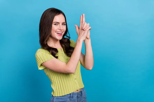 Foto Jovem Morena Otimista Jogar Desgaste Camiseta Isolada Fundo Azul — Fotografia de Stock