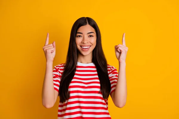 Foto Mujer Joven Dulce Brillante Vestido Traje Rayas Apuntando Hacia —  Fotos de Stock