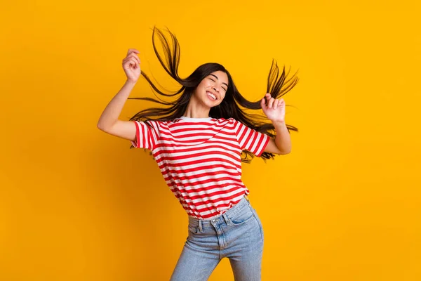 Foto Van Vrij Positieve Dame Gesloten Ogen Vliegen Zwart Haar — Stockfoto