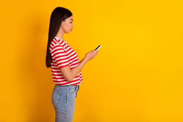 魅力的な穏やかな女性のプロフィール写真は 黄色の色の背景に隔離された空のスペースをチャット電話を保持 — ストック写真