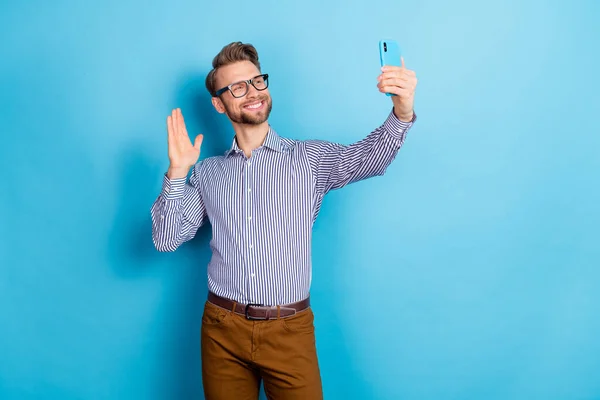 肯定的な感情のビジネスマンの写真は 縞模様のトレンディーなシャツビデオを身に着けている青い色の背景に隔離された彼の同僚 — ストック写真
