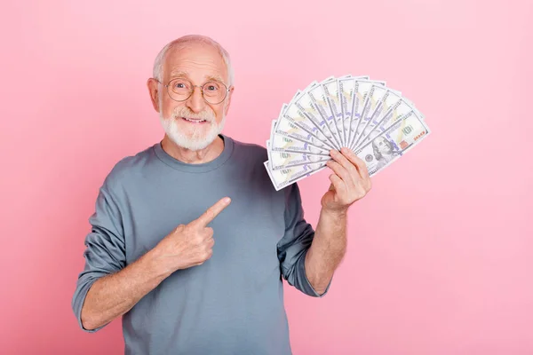 Foto Abbastanza Positivo Ragazzo Pensionato Vestito Grigio Pullover Occhiali Puntando — Foto Stock