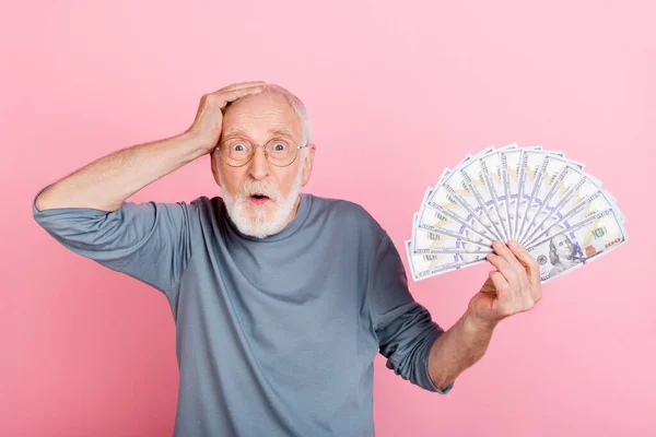 Foto Dolce Impressionato Pensionato Uomo Grigio Maglione Occhiali Crescente Cassa — Foto Stock