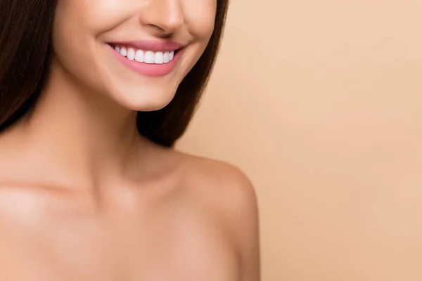 クロップビューポートレートの魅力的なチェリーガール完璧な肌ビーム笑顔コピースペース分離上ベージュパステルカラー背景 — ストック写真