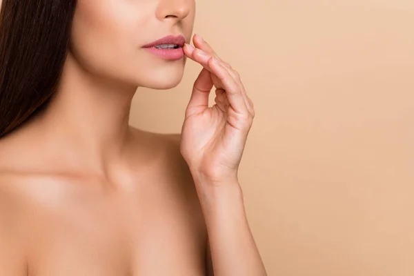 Retrato Vista Recortada Chica Atractiva Tocando Impecable Labios Limpios Suaves — Foto de Stock