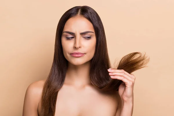 Portret Van Aantrekkelijke Verdachte Langharige Meisje Houden Droge Uiteinden Balsem — Stockfoto