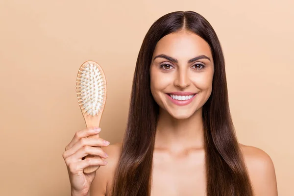 Retrato Chica Atractiva Alegre Sosteniendo Cepillo Mano Rizos Impecables Cuidado — Foto de Stock