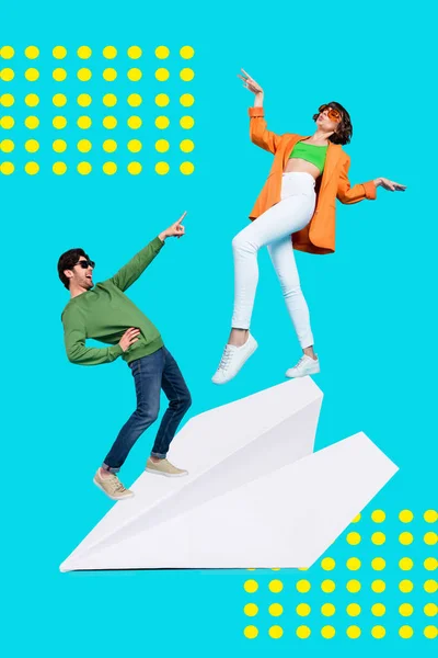 3D創造的な抽象的なテンプレートグラフィックコラージュの陽気な男の女の子ダンス立って紙飛行機隔離された青の色の背景 — ストック写真