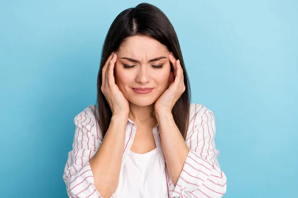 Ritratto Attraente Ragazza Depresso Dai Capelli Lunghi Toccando Templi Sentirsi — Foto Stock